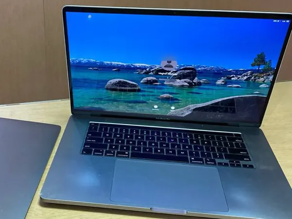 MacBook Pro 16 polegadas do Colégio La Salle com tela nova